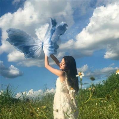 照片里的伴娘